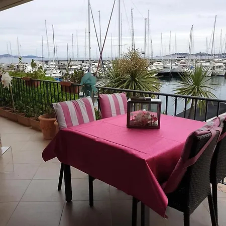 4 Etoiles Pieds Dans L'eau Apartman